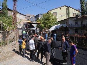 Hakkari'de asfalt çalışmaları hız kesmeden devam ediyor