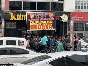 Yüksekova’da bedava dürüm dağıtıldı