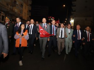 Hakkari'de Cumhuriyet yürüyüşüne binler katıldı