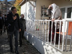 Vali Çelik" Mahalle sakinlerinin ayağına gitti"