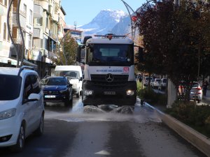 Hakkari’de yağmur sonrası cadde temizliği