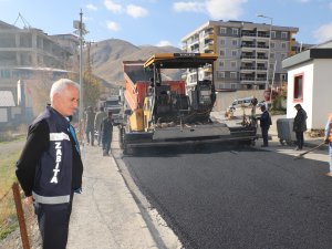 Hakkari'de 4 koldan asfalt çalışması başlatıldı