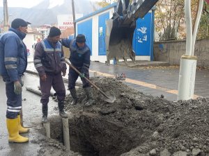 Belediye arıza ekibinin zorlu mesaisi