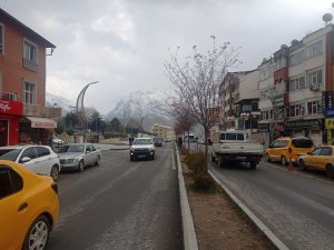 Hakkari'de yağmur yerini soğuk havaya bıraktı