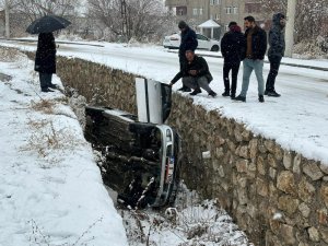 Kayan araç dereye düştü