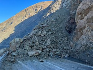 Yüksekova yolu kontrollü olarak trafiğe açıldı