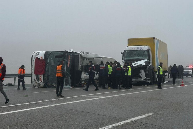 Yolcu otobüsü kamyonete çarptı: 1 ölü, 15 yaralı
