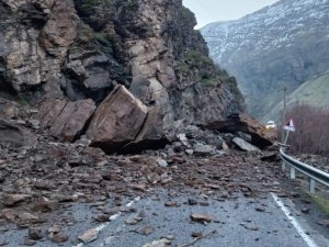 Hakkari-Çukurca karayoluna kaya düştü!