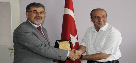 Üniversite'den başkan Bora'ya plaket