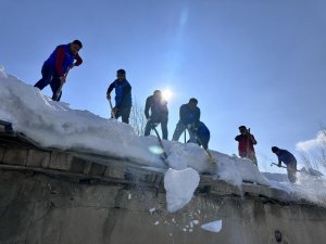 Çökmek üzere olan ev kardan temizlenndi