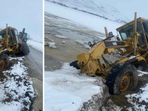 Yüksekova’da iş makinesi çamura saplandı