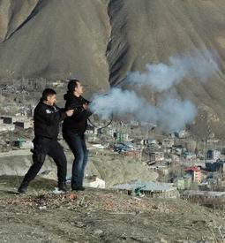 100 KİŞİLİK GURUP YOL KAPATTI