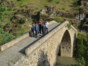 Tarihi Taş Köprü definecilerin hedefi oldu