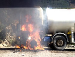 Tanker ateşe verildi