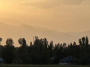 Yüksekova'da toz bulutu etkili oldu