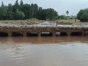Başkale'de sel ve yağmur etkili oldu