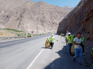 Hakkari-Van karayolunda çevre temizliği