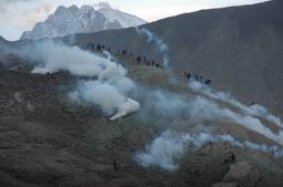 GÖSTERİCİLER TAKTİK DEĞİŞTİRDİ