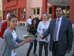 Atanan öğretmenler gülle karşılandı