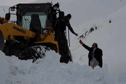 ŞİVEKÜRDE ZORLU KAR ÇALIŞMASI