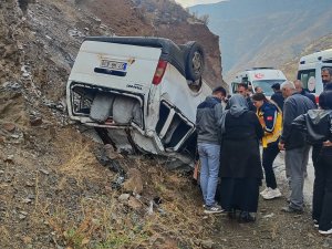 Çukurca karayolunda kaza 11 yaralı