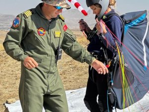 Hakkari de turizmin yeni favorisi “Yamaç Paraşütü”