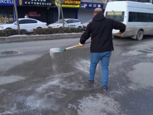 Buzlanan yollara tuzlama çalışması yapıldı