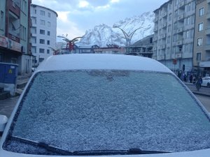 Hakkari'de araçların camlarını buz tuttu