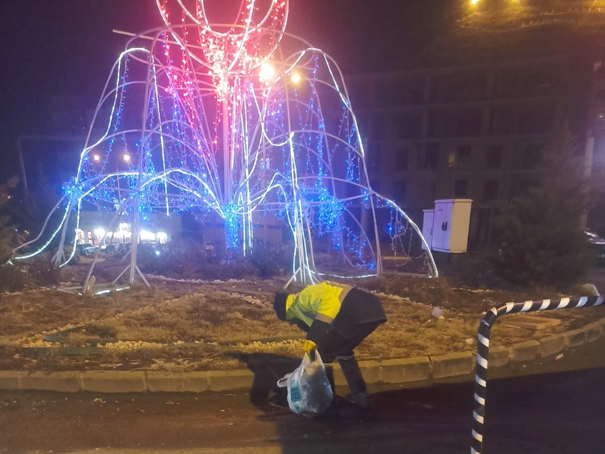 Hakkari'de soğuk havaya rağmen çevre temizliği