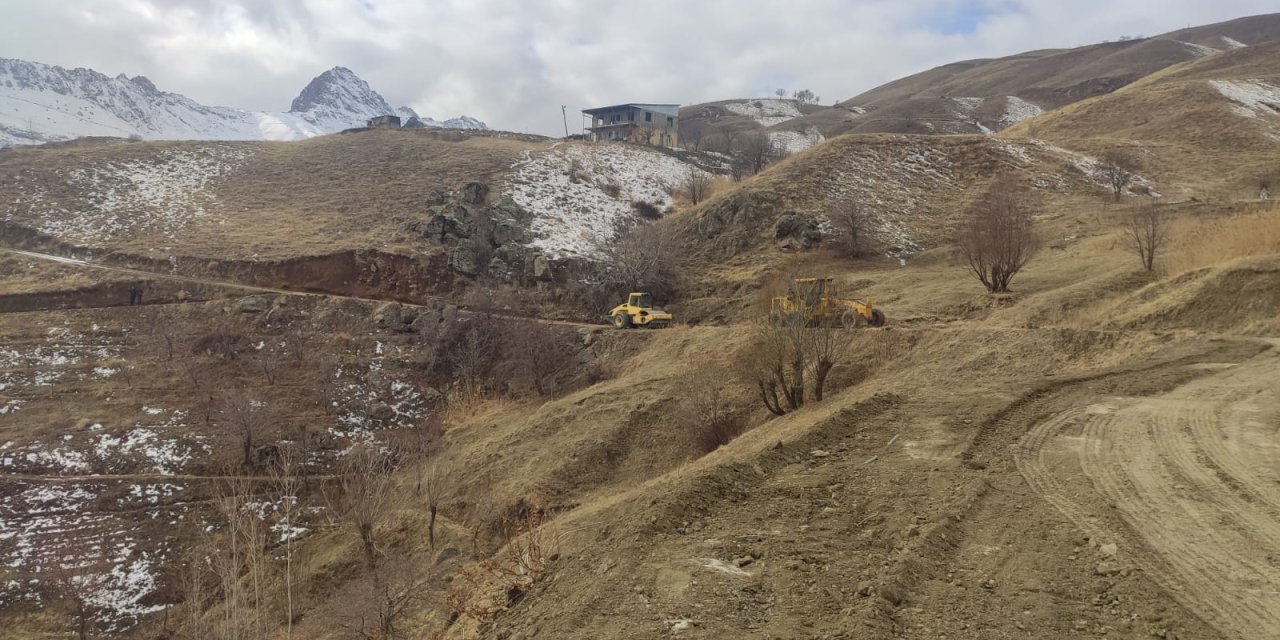 Hakkari'de yol onarımları devam ediyor