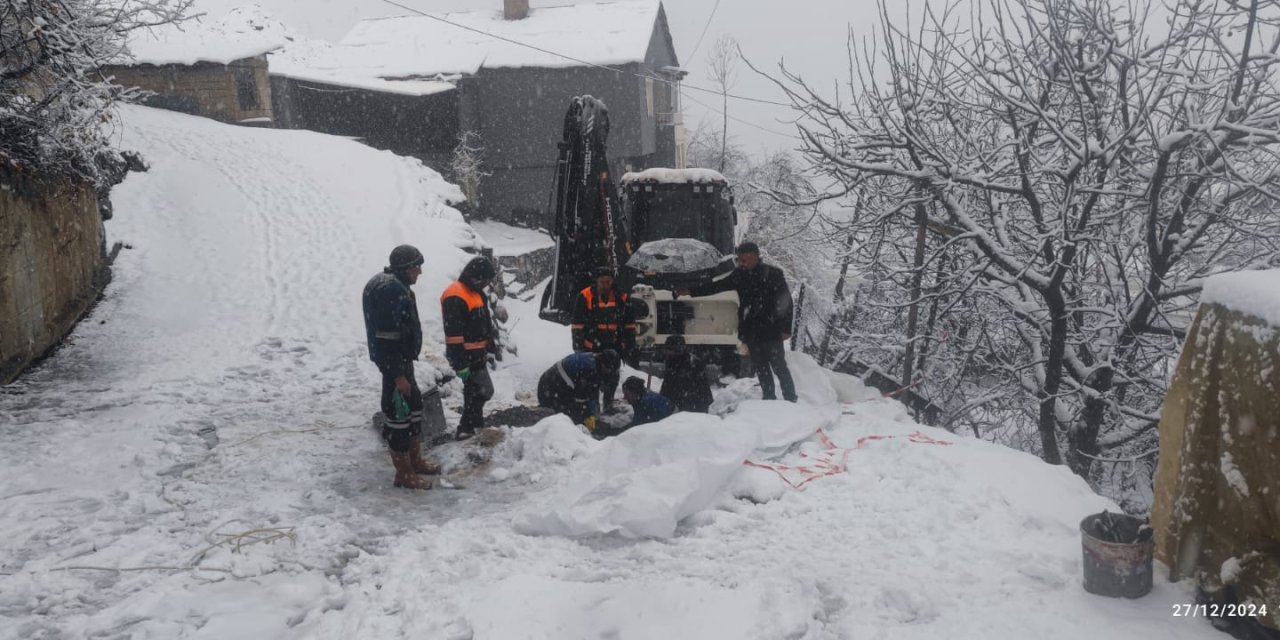 Belediye ekipleri zor şartlarda görev başında