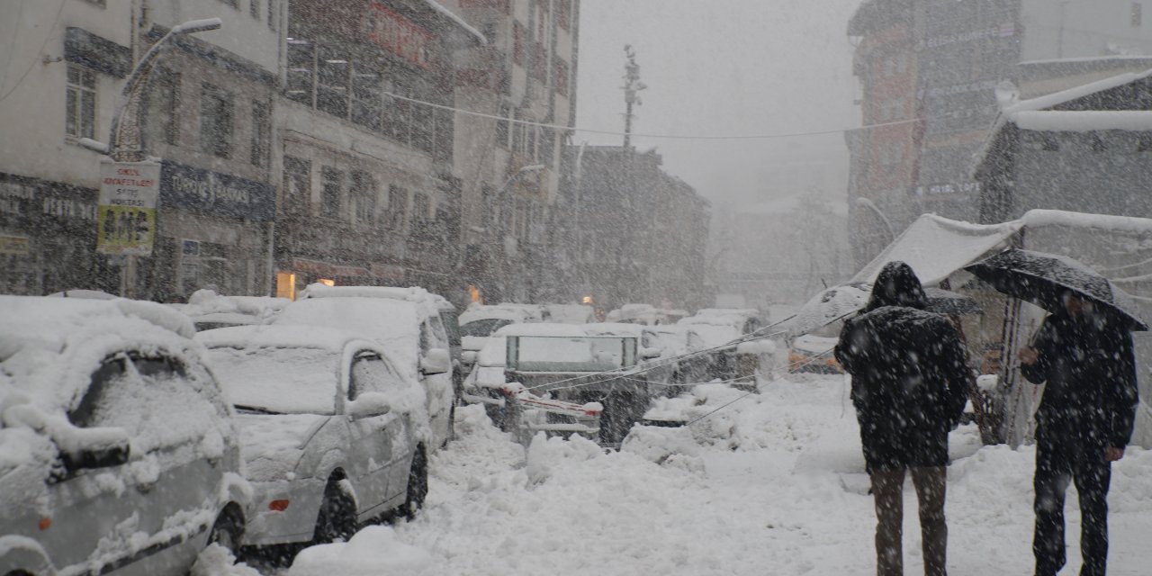 Hakkari'de 11 köy, 40 mezra yolu ulaşıma kapandı