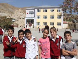 Kundaklanan okulda eğitim başladı