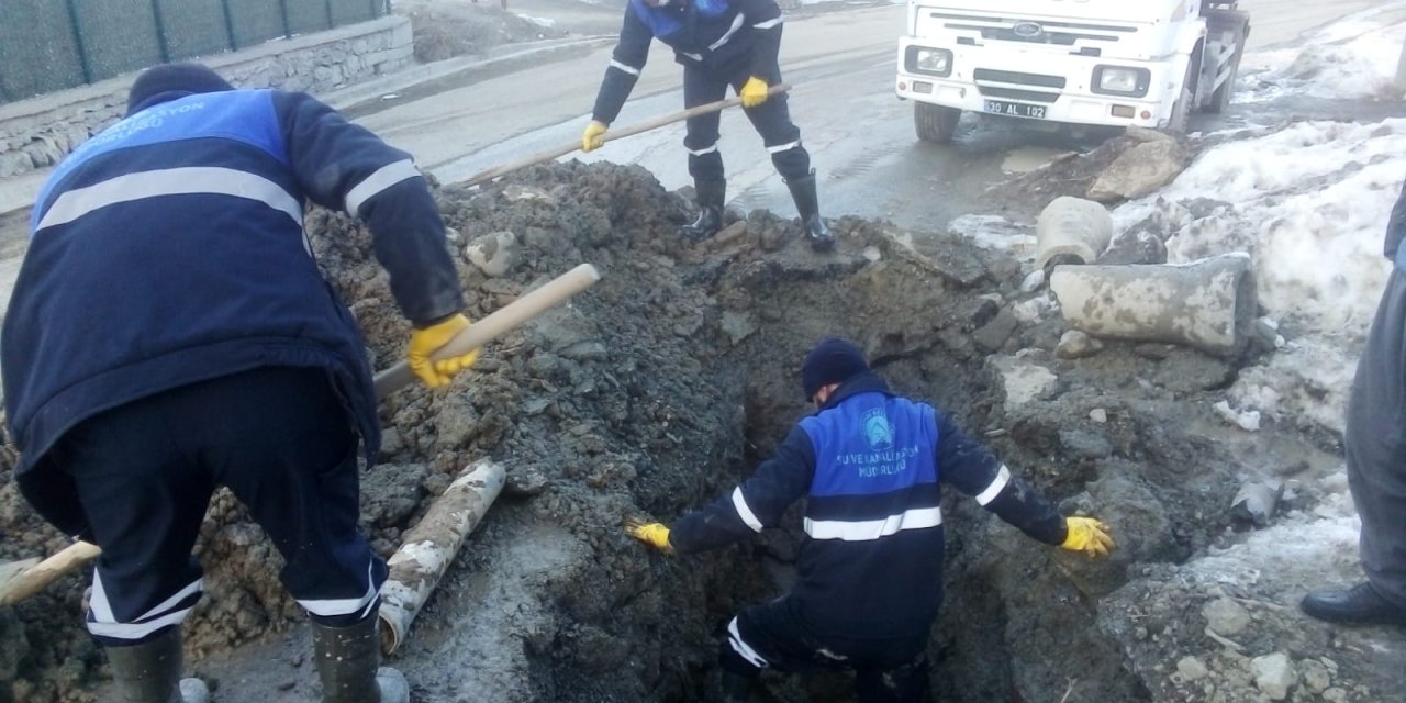 Hakkari’de dondurucu soğuklar su hatlarını vuruyor