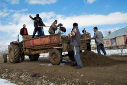 YOLLARINI KENDİLERİ ONARIYORLAR