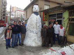 ESNAFLAR ŞALİLİN HEYKELİNİ DİKTİLER