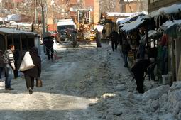 KAR YIĞINLARI ŞEHİR DIŞINA ÇIKARTILDI