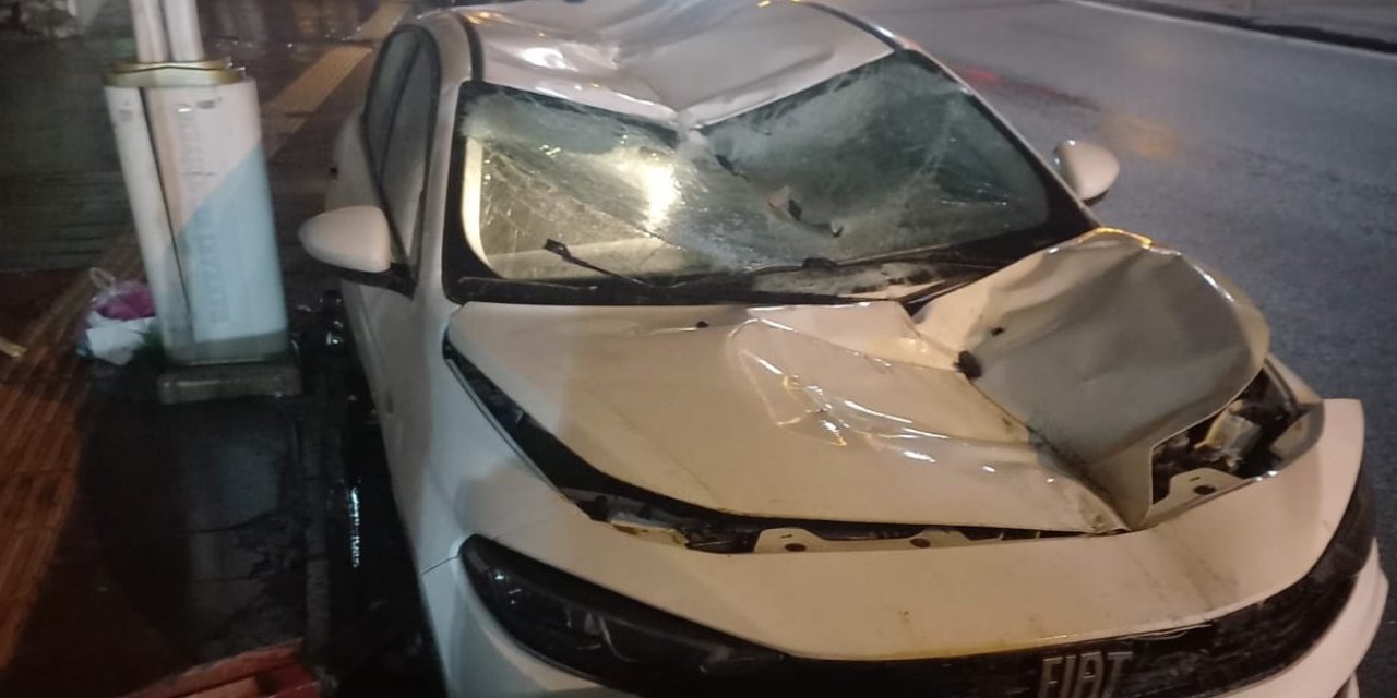 Hakkâri'de fırtına önüne geleni yıktı