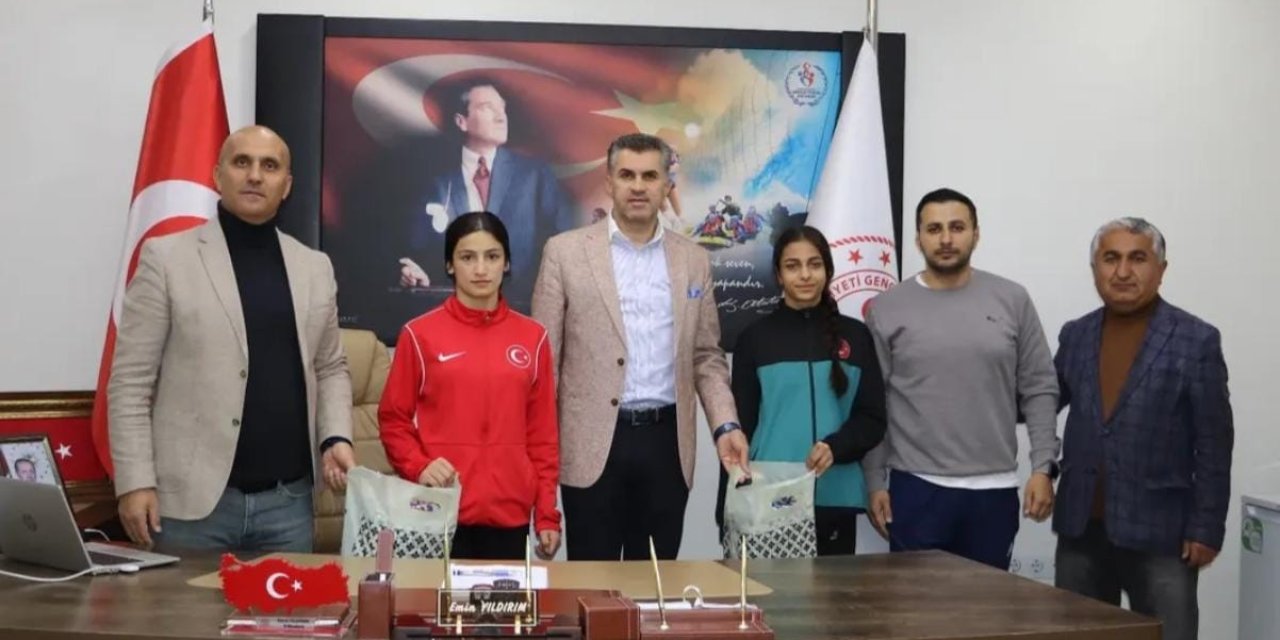 Güreş Milli Takımına Seçilen Sporculara İl Müdürü’nden Hediye