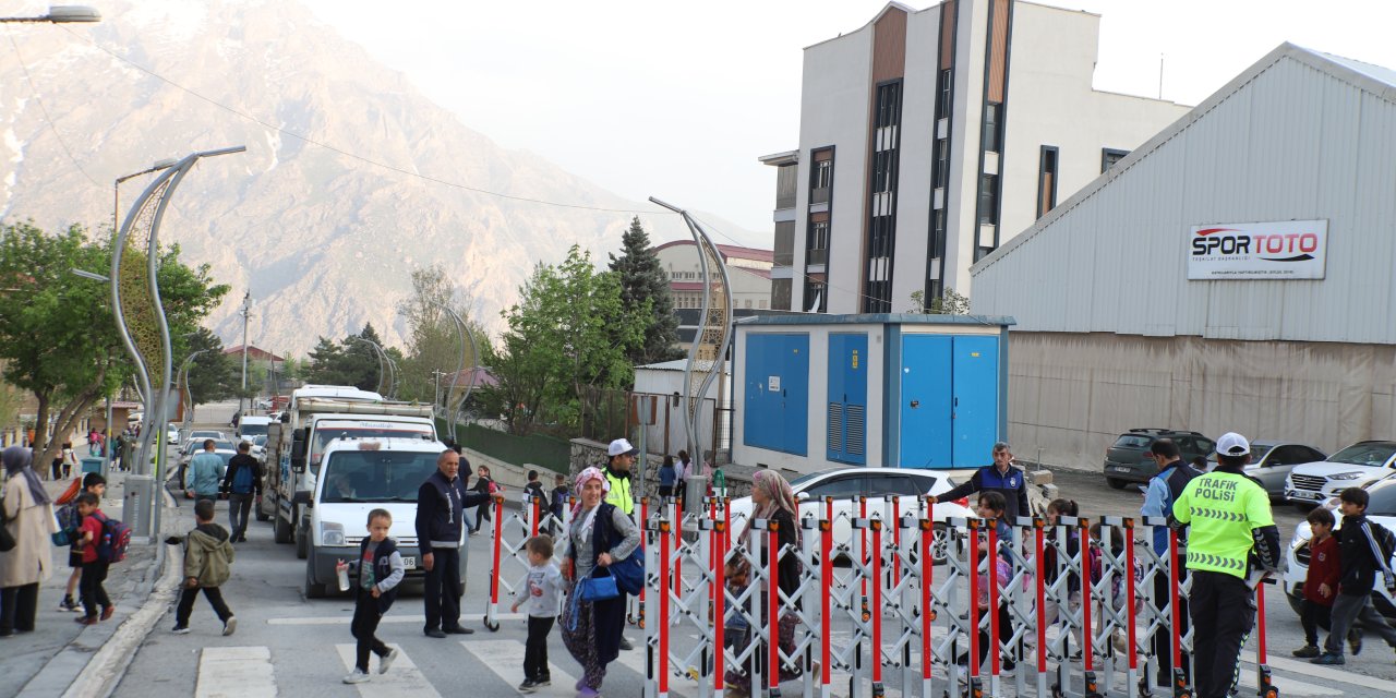 Hakkari'de geri çekilebilir yaya trafik bariyeri hizmete girdi