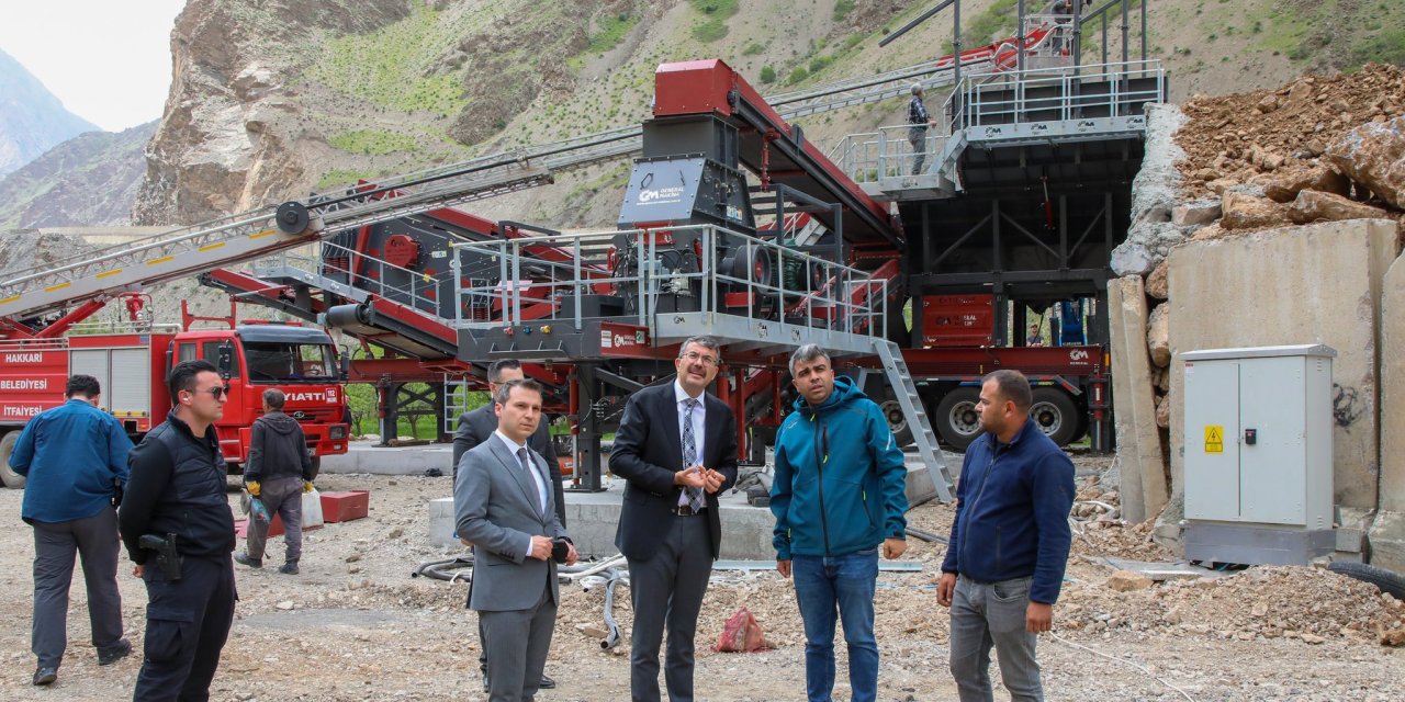 Vali Ali Çelik, mobil konkasör tesisi yerinde denetlendi