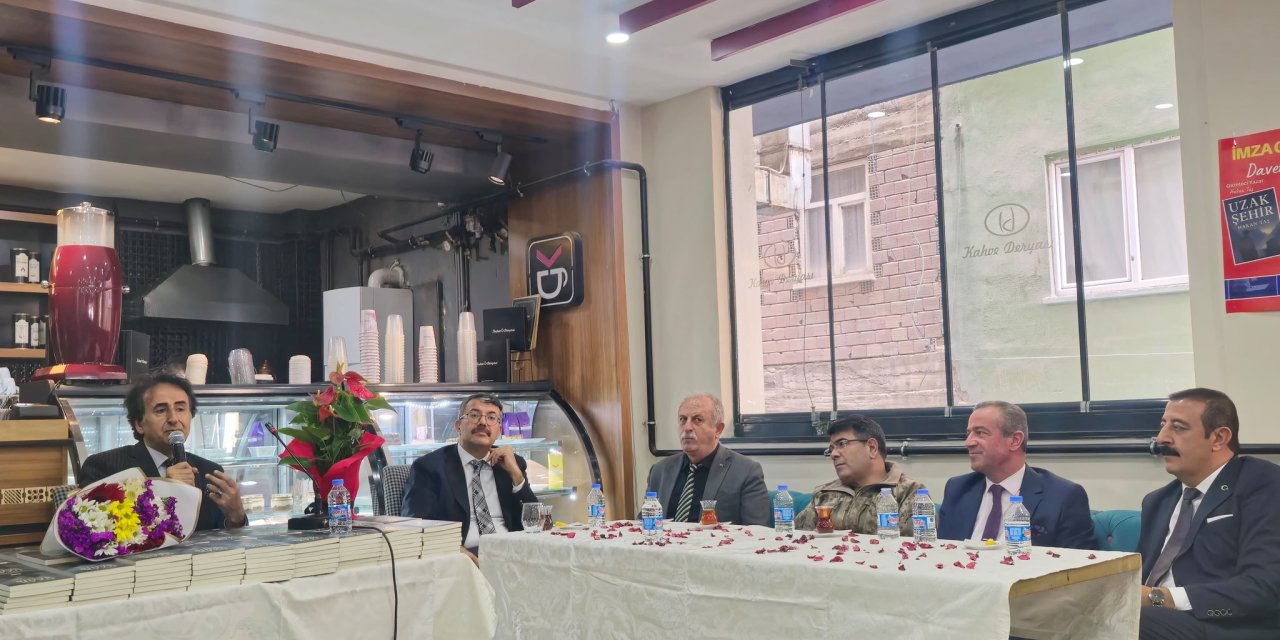 Hakkari'de "Uzak Şehir" Kitabının Tanıtımı Yapıldı