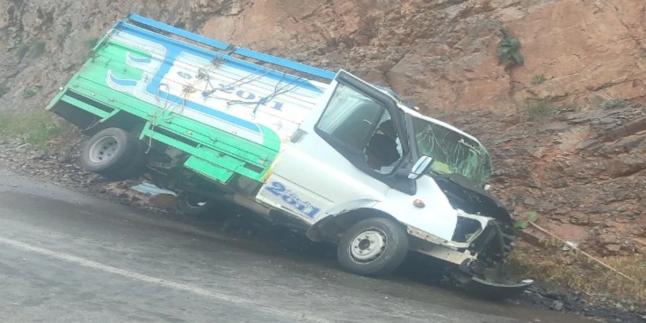 Çukurca-Güneş yolunda kaza 2 yaralı