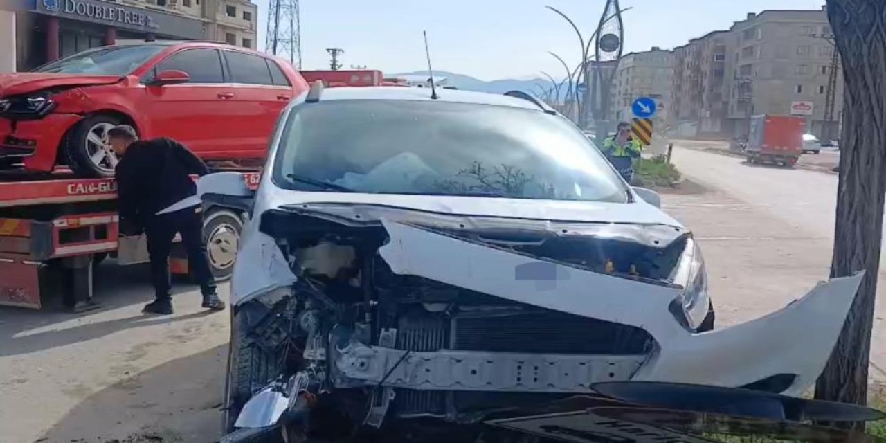 Otomobille hafif ticari araç çarpıştı 2 yaralı
