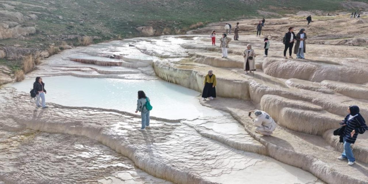 Öğrenciler travertenleri gezerek fotoğraf çektirdi