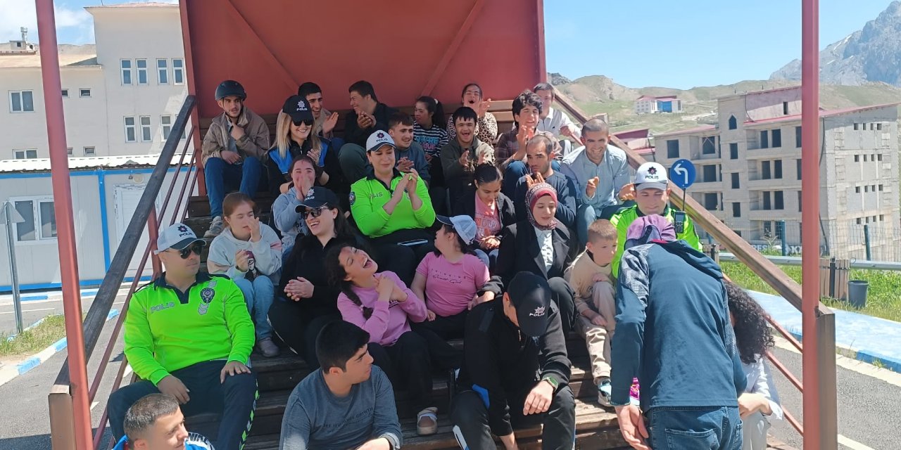 Hakkari polisinden özel çocuklara trafik eğitimi