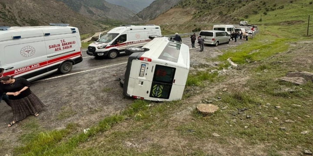 Hakkari’de öğrenci servis aracı kaza yaptı