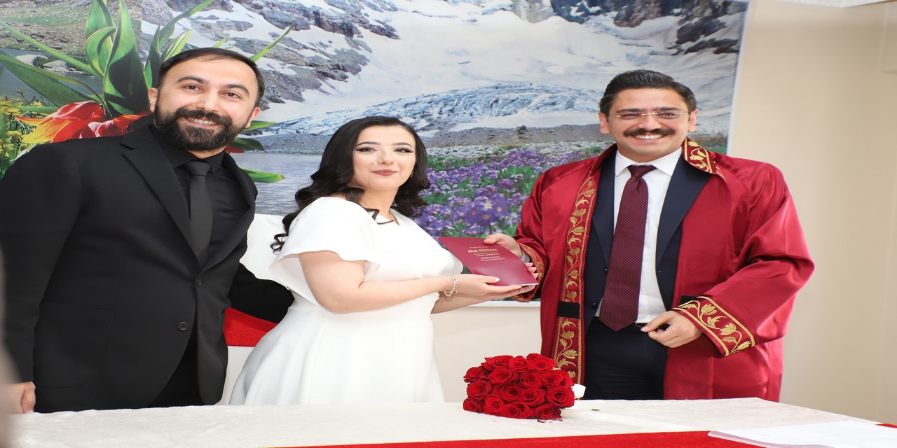 Mahmutoğlu, Ceyhan Çifti’nin nikahını kıydı