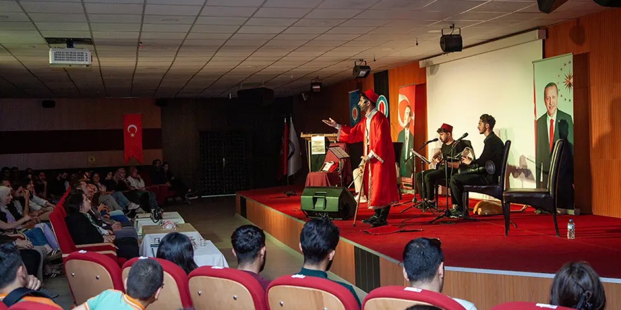 Hakkari'de geleneksel meddah gösterisi sahnelendi