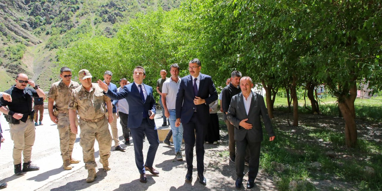 Vali Çelik'ten Çimenli  ve Geçitli'ye halı saha müjdesi